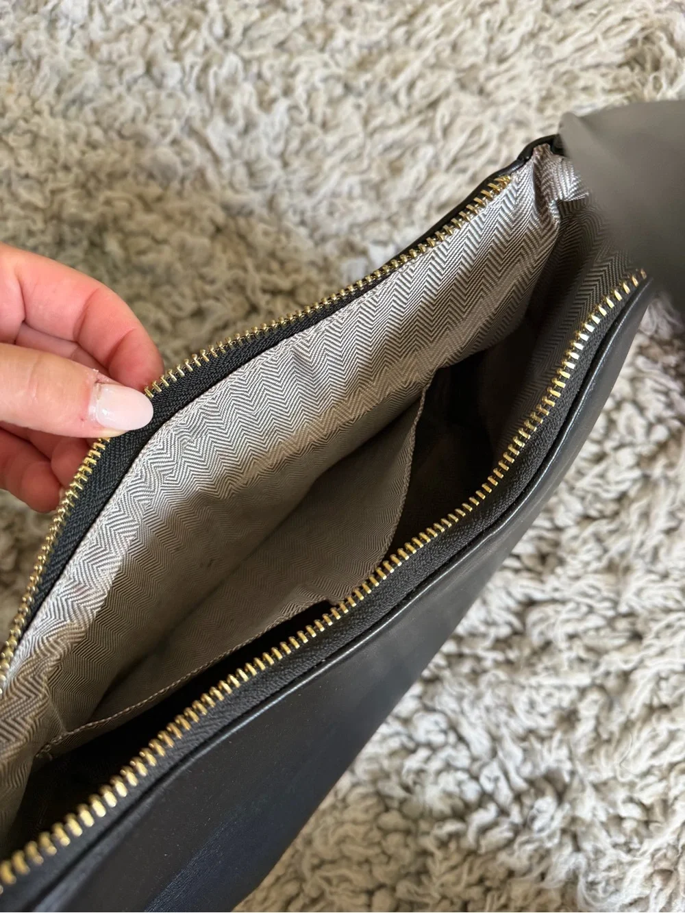 Classic Black Shoulder Bag - Sleek Everyday Handbag